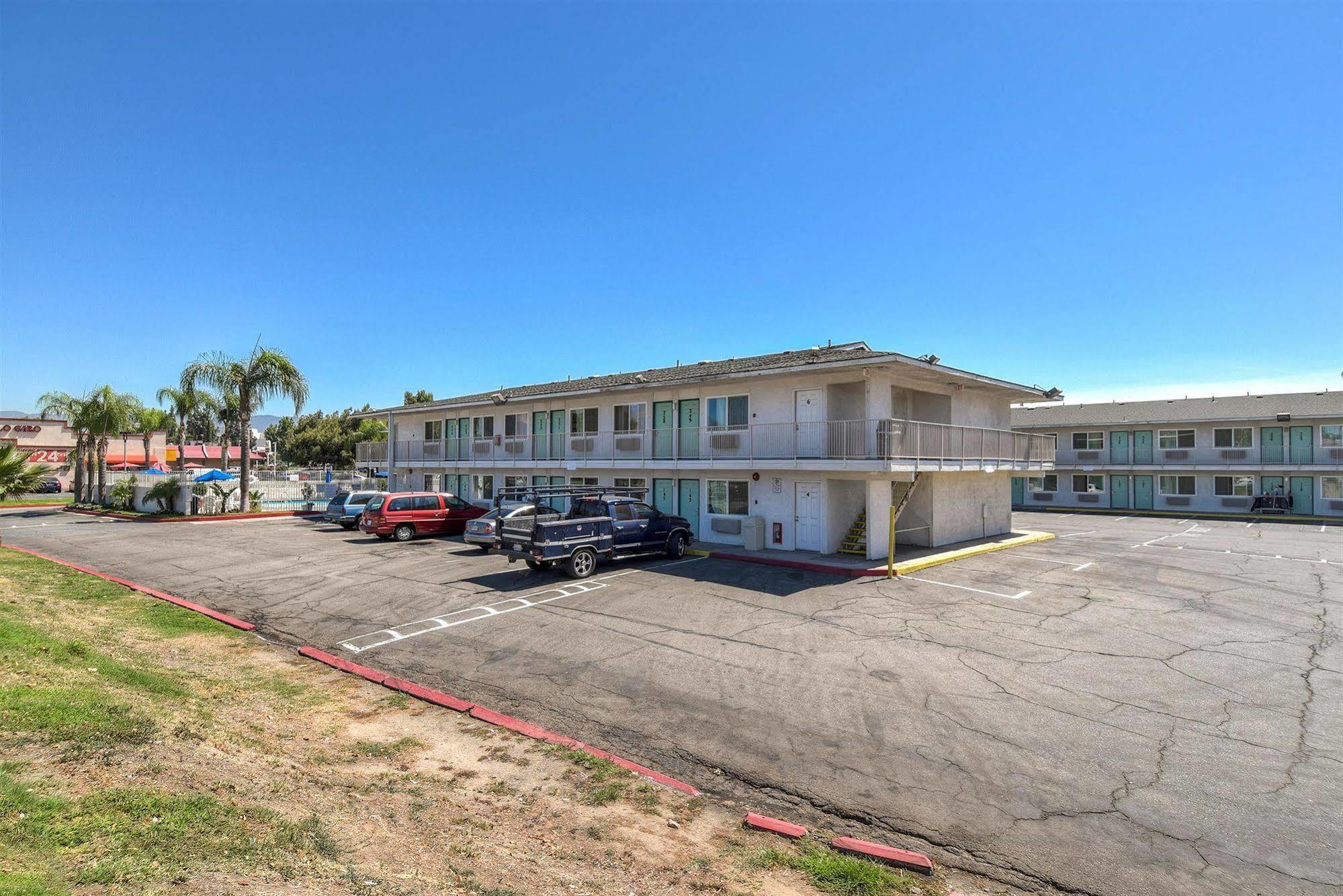 Hotel 6-fontana, Ca 2*