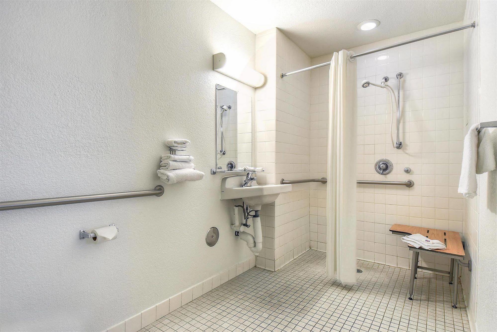 Hotel 6-fontana, Ca 2*